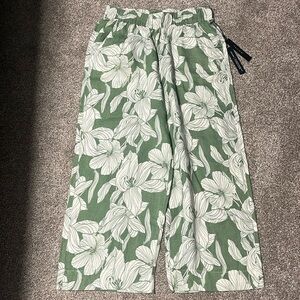 *NWT*Tahari 100% Linen Wide Leg, Above the Ankle Length Pants with Flower Design